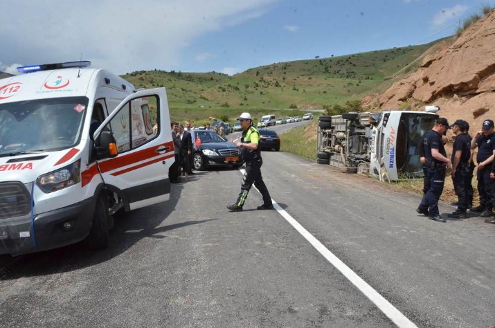 TIR'ın Altına Giren Otomobilde 3 Kişi Yaralandı